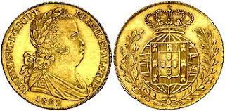 Moeda de ouro antiga portuguesa com efígie real e brasão