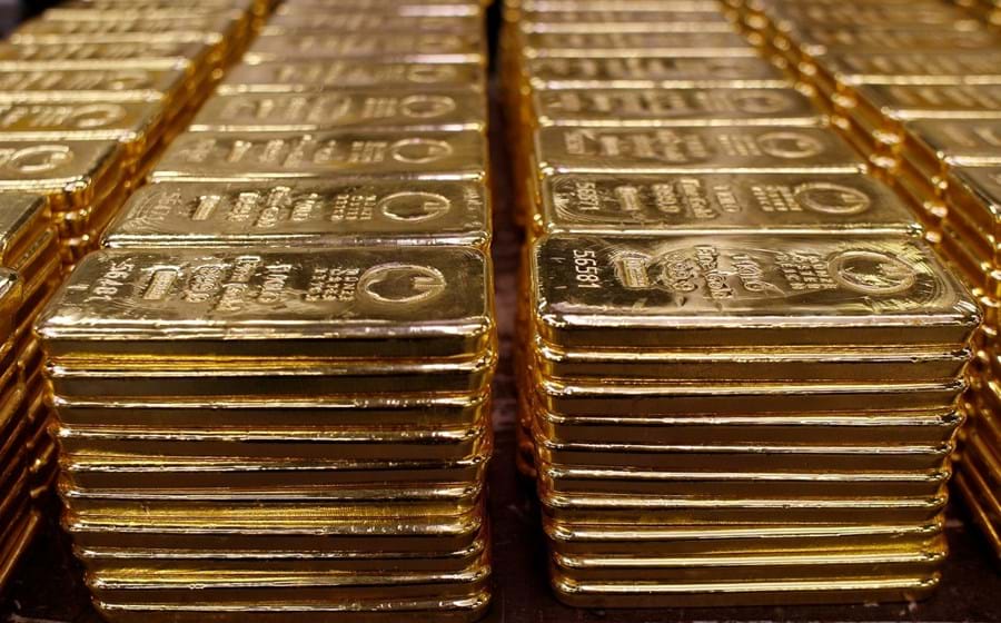 Close-up de barras de ouro numeradas empilhadas em fileiras
