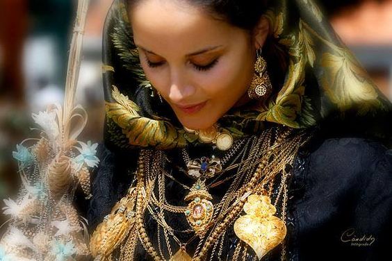 Mulher com traje tradicional de Viana do Castelo e joias de ouro