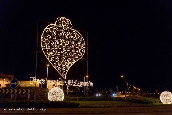 Estrutura luminosa em forma de coração das Festas de Sr. da Agonia, Viana do Castelo