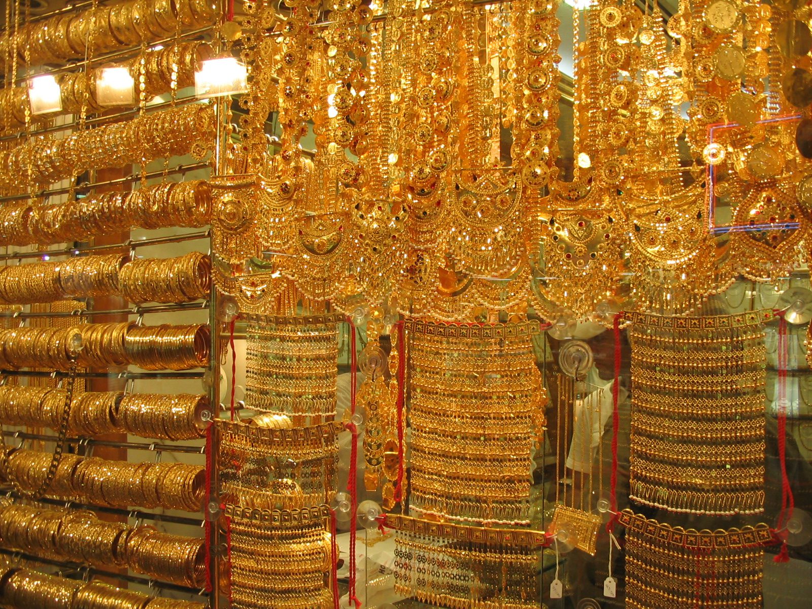 Vitrines com joias de ouro expostas num souk no Dubai