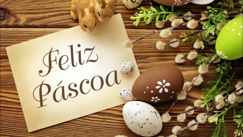 Cartão de Feliz Páscoa com coelhos, ovos decorados e ramos