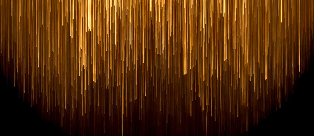Feixes de luz dourada em fundo escuro, efeito abstrato