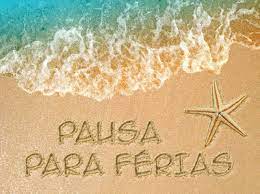 Texto Pausa para Férias escrito na areia da praia