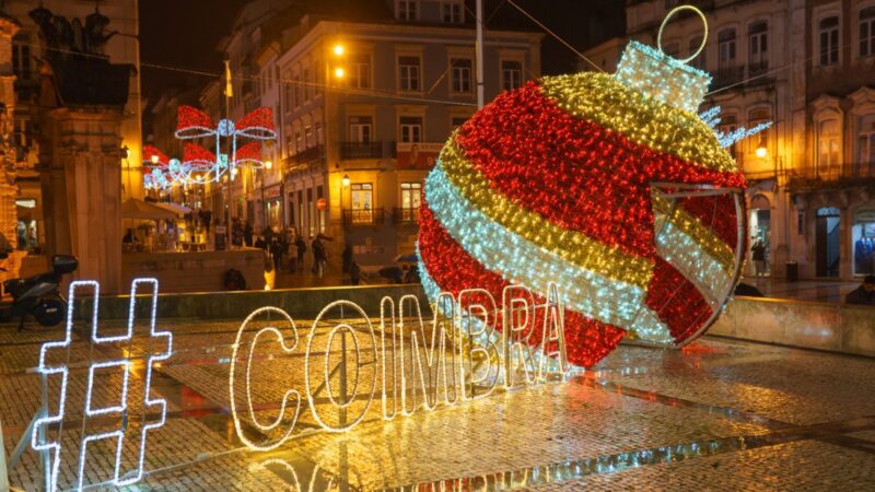 Enfeite de Natal gigante iluminado na Praça 8 de Maio em Coimbra