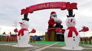 Arco decorativo de Natal em Águeda com bonecos de neve e Pai Natal